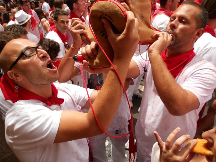 Corredores em encierro corrida de touros em pamplona espanha corrida de  touros em pamplona festival tradicional de san fermin onde os participantes  correm à frente dos touros pelas ruas até a praça