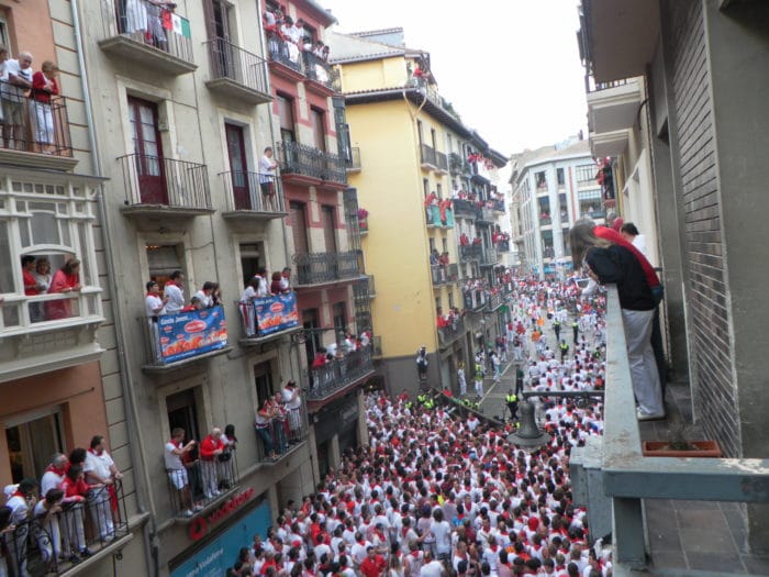 Corredores em encierro corrida de touros em pamplona espanha corrida de  touros em pamplona festival tradicional de san fermin onde os participantes  correm à frente dos touros pelas ruas até a praça