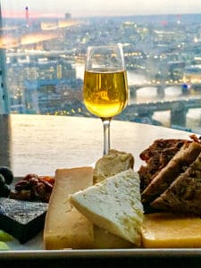 Os queijos ingleses e o vinho doce canadense